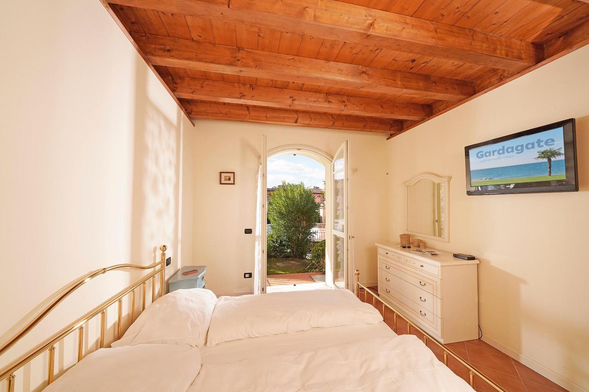 Borgo Del Torchio - Gardagate Lägenhet Manerba del Garda Exteriör bild